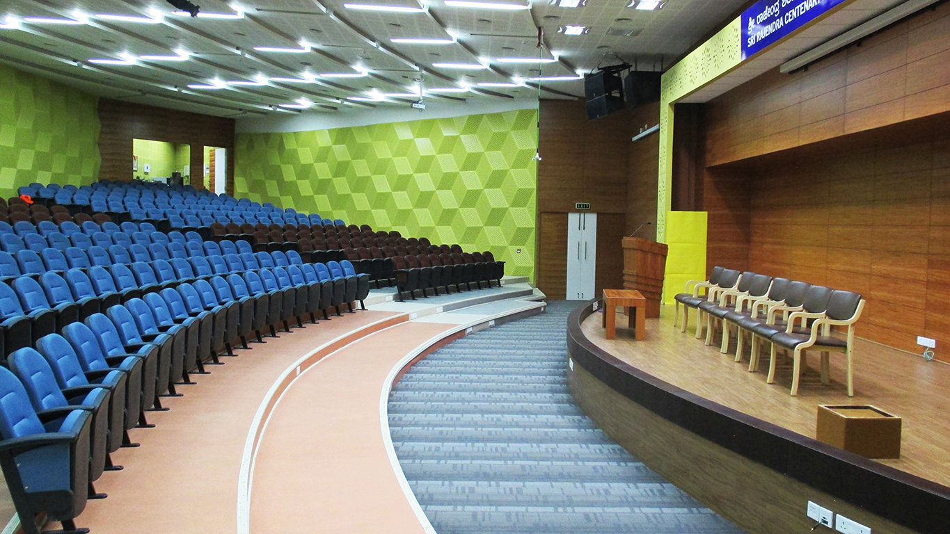 Instalación de sillas de auditorio en JSS, Mysore, Karnataka por TSI