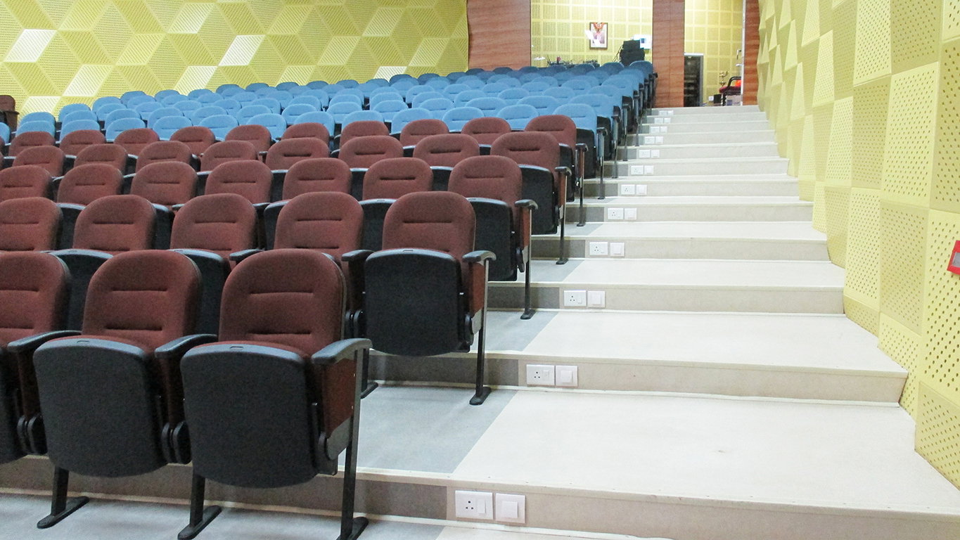 Instalación de sillas de auditorio en JSS, Mysore, Karnataka por TSI