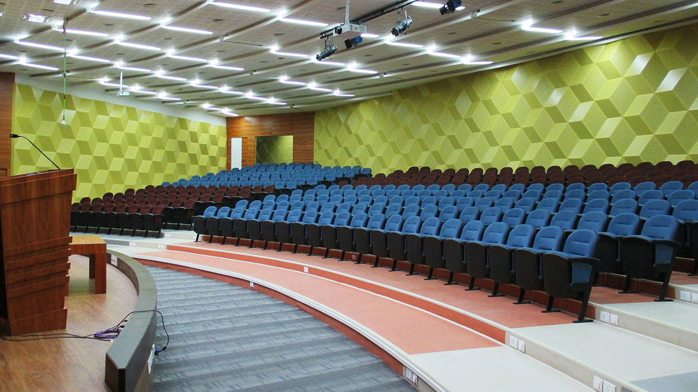 Instalación de sillas de auditorio en JSS, Mysore, Karnataka por TSI