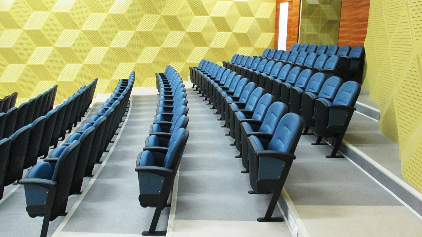 Instalación de sillas de auditorio en JSS, Mysore, Karnataka por TSI