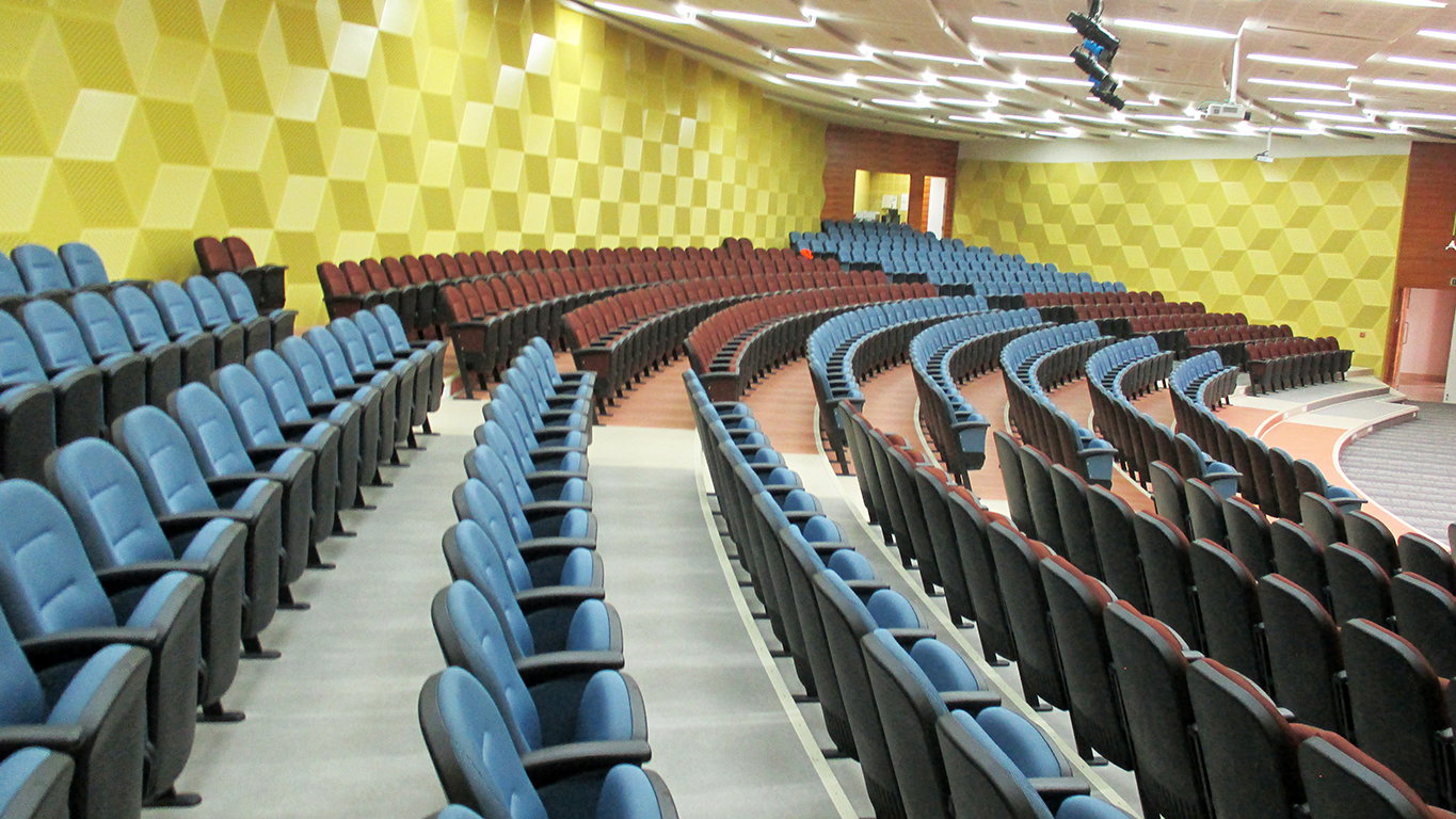 Instalación de sillas de auditorio en JSS, Mysore, Karnataka por TSI