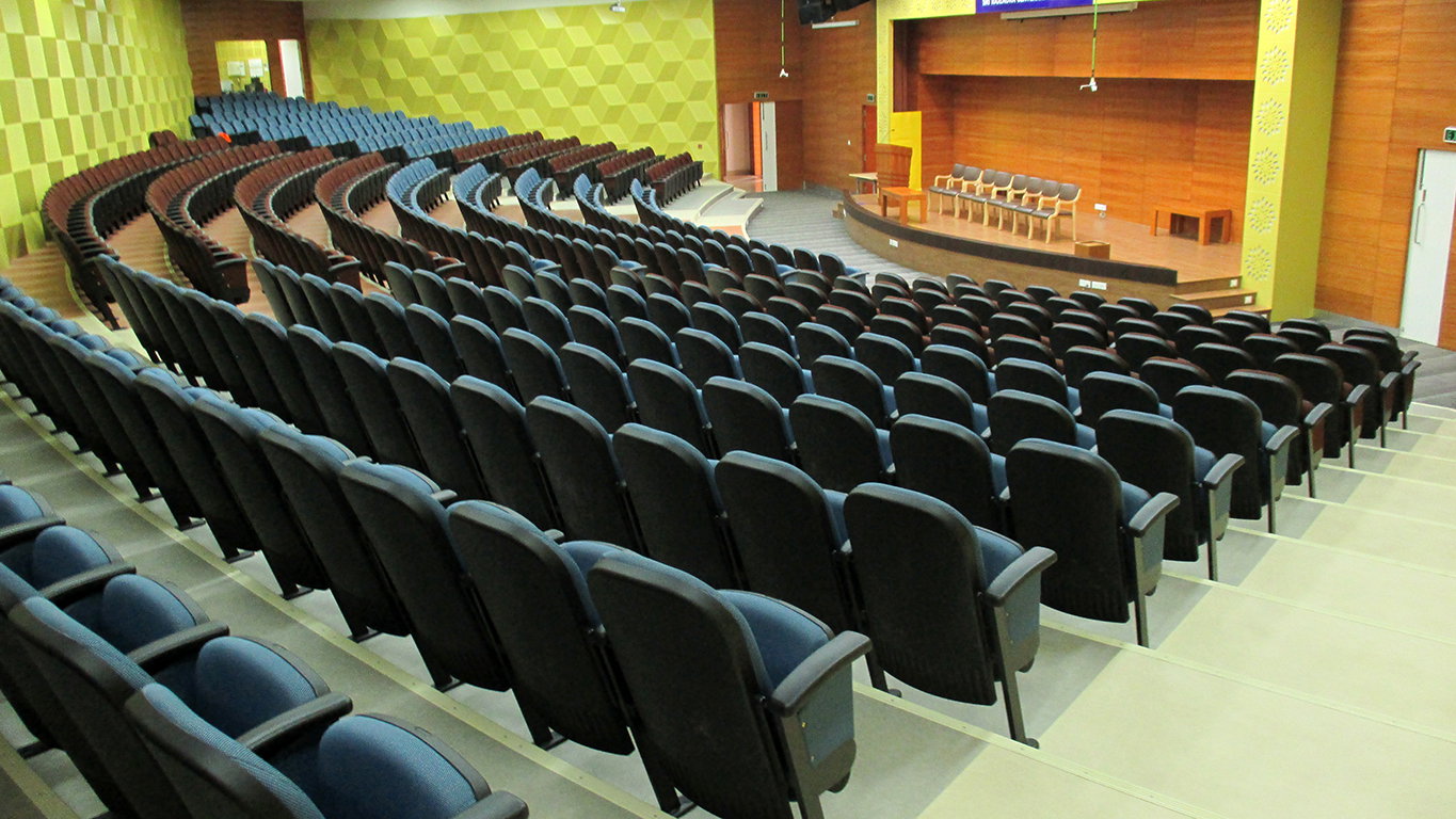 Instalación de sillas de auditorio en JSS, Mysore, Karnataka por TSI