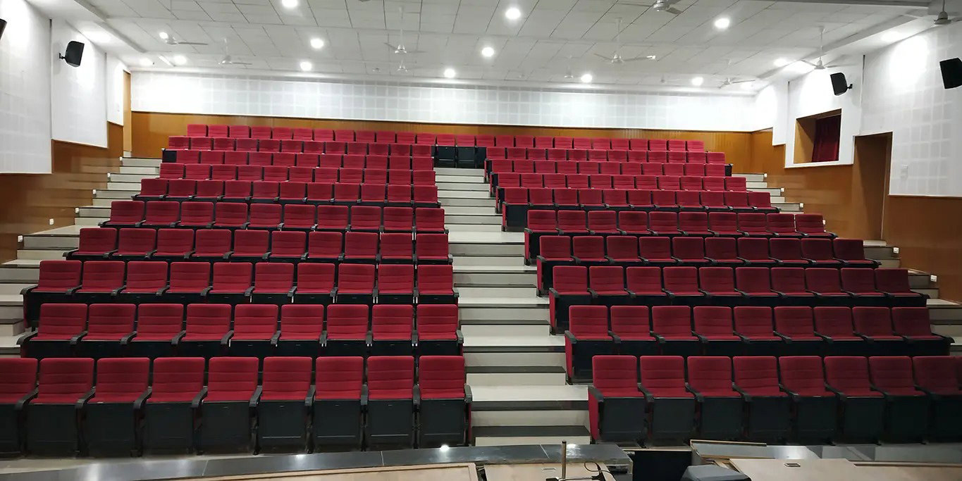 Instalación de sillas de auditorio en Kumbhoj por TSI