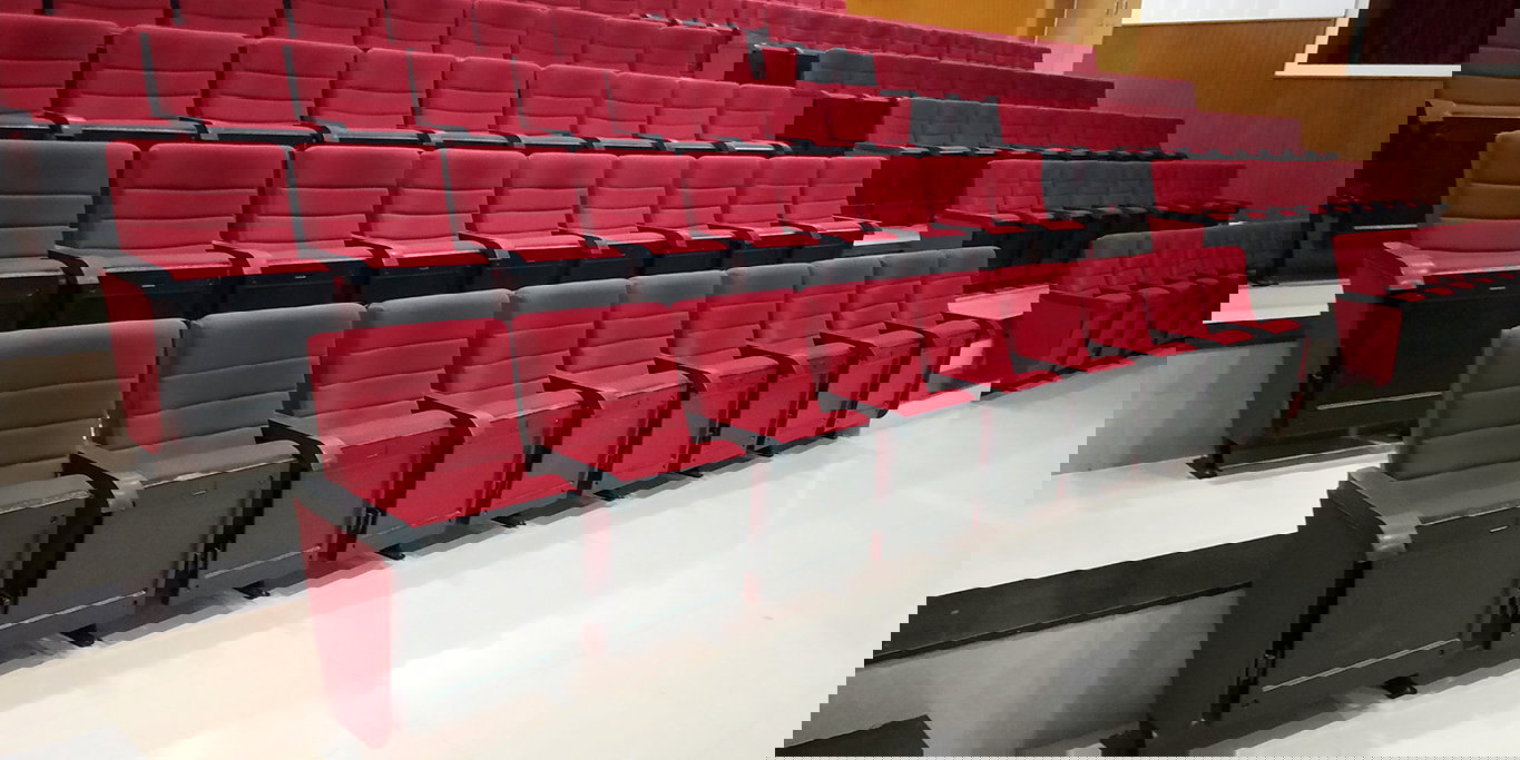 Instalación de sillas de auditorio en Kumbhoj por TSI