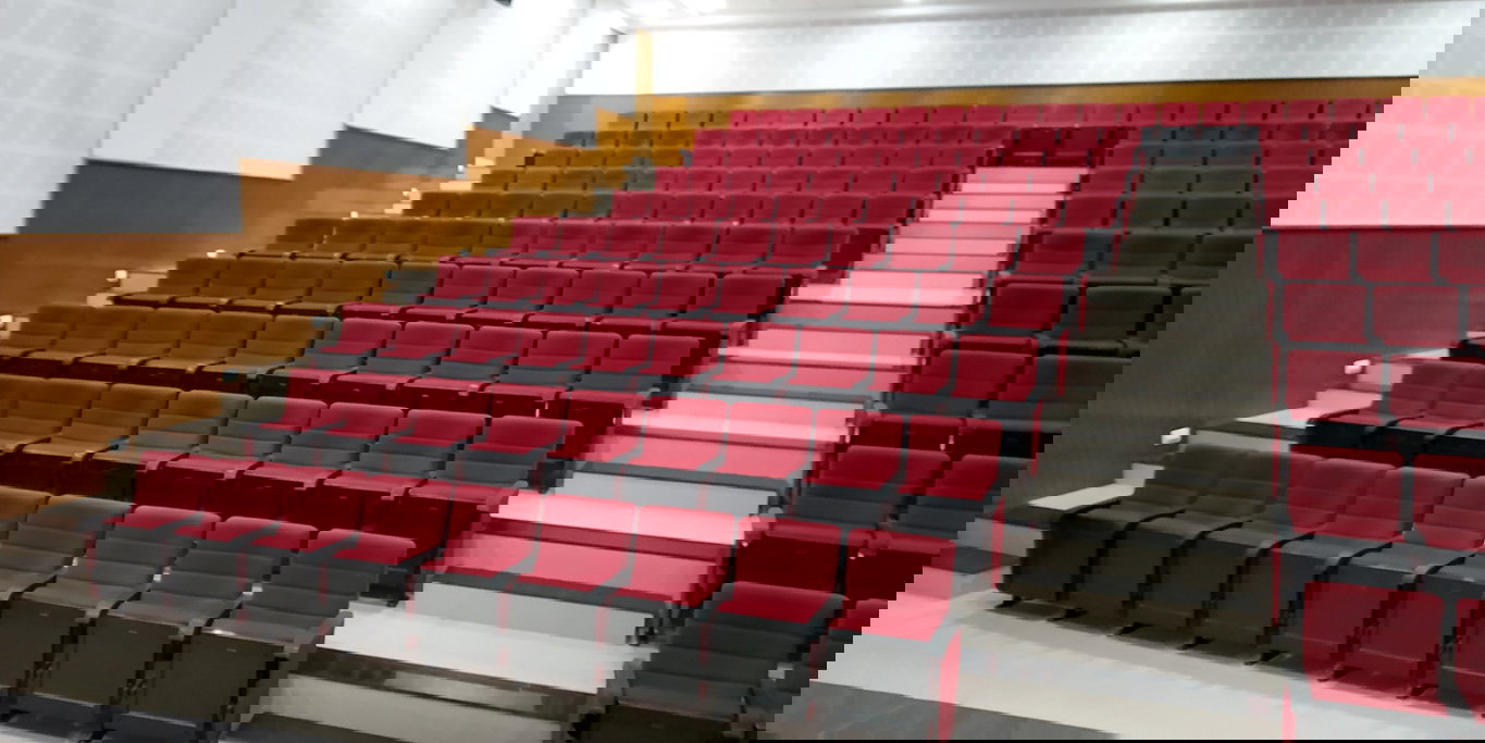 Instalación de sillas de auditorio en Kumbhoj por TSI