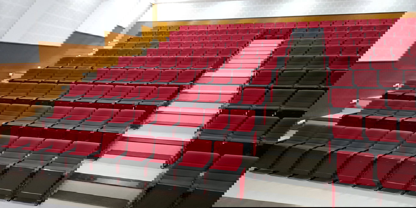 Instalación de sillas de auditorio en Kumbhoj por TSI