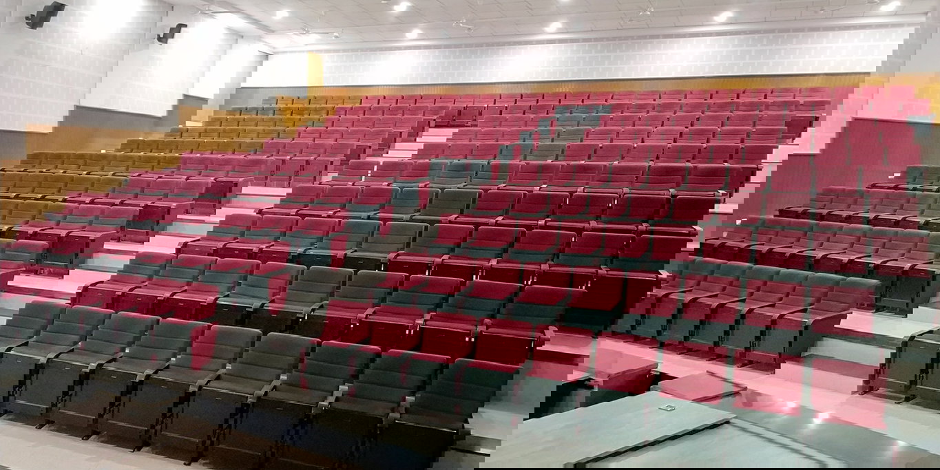 Instalación de sillas de auditorio en Kumbhoj por TSI