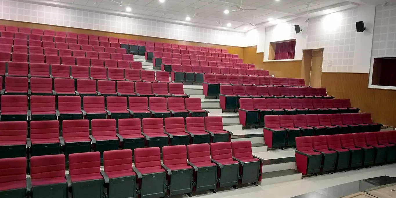 Instalación de sillas de auditorio en Kumbhoj por TSI