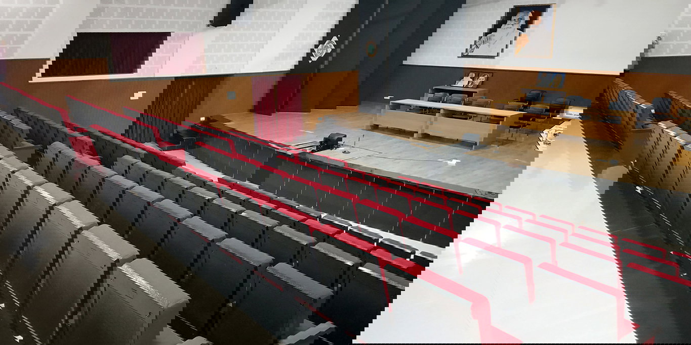 Instalación de sillas de auditorio en Kumbhoj por TSI