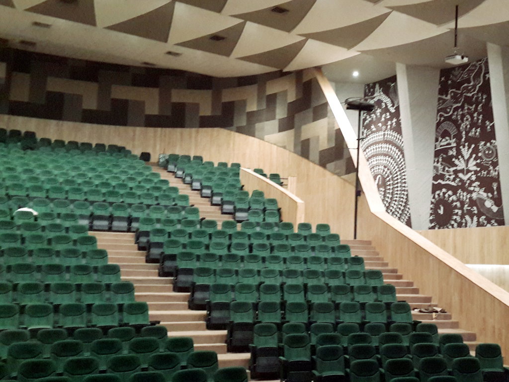 Instalación de sillas de auditorio en Tagore Hall, Paldi, Ahmedabad por TSI