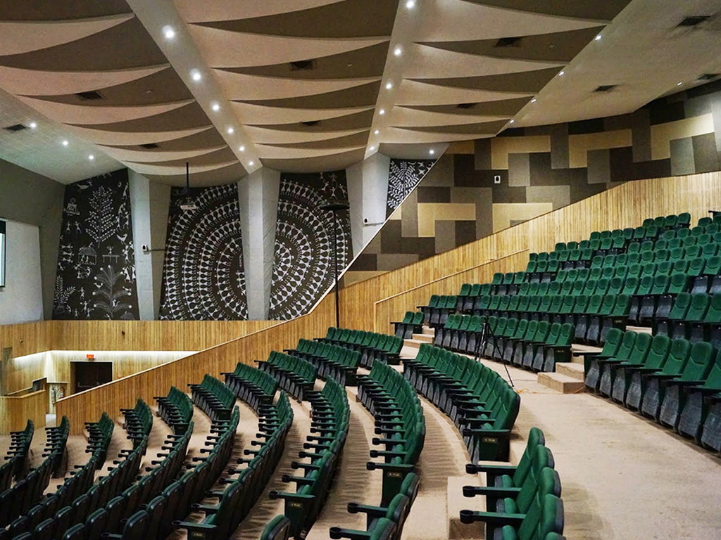 Instalación de sillas de auditorio en Tagore Hall, Paldi, Ahmedabad por TSI