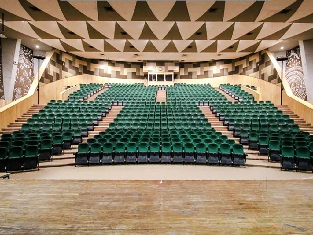 Instalación de sillas de auditorio en Tagore Hall, Paldi, Ahmedabad por TSI