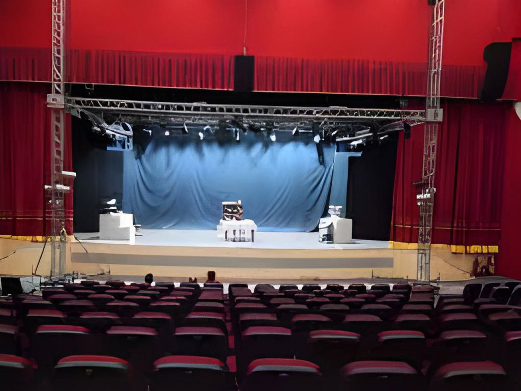 Instalación de sillas de auditorio en Pramukh Swami Hall, Rajkot por TSI