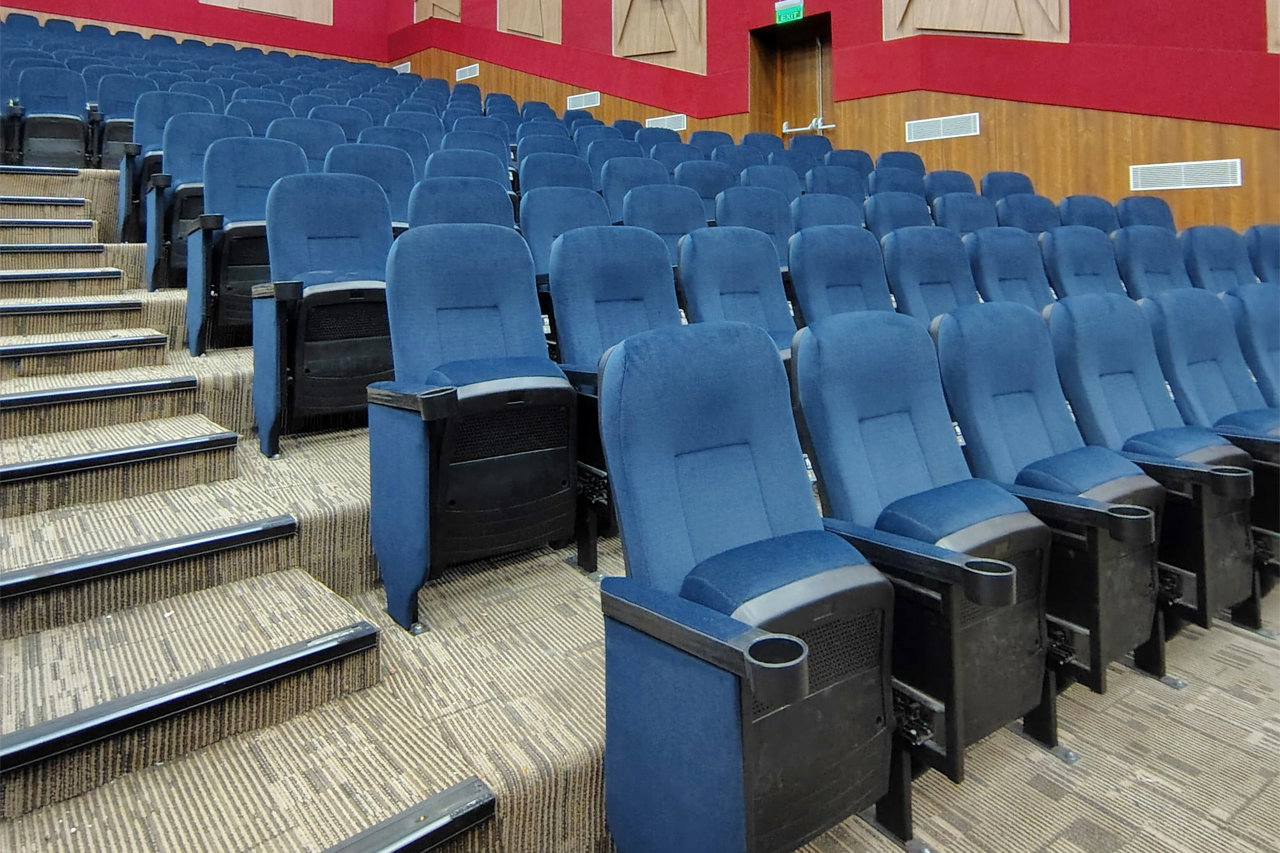 Instalación de sillas de auditorio premium en NTPC Khargone, Madhya Pradesh