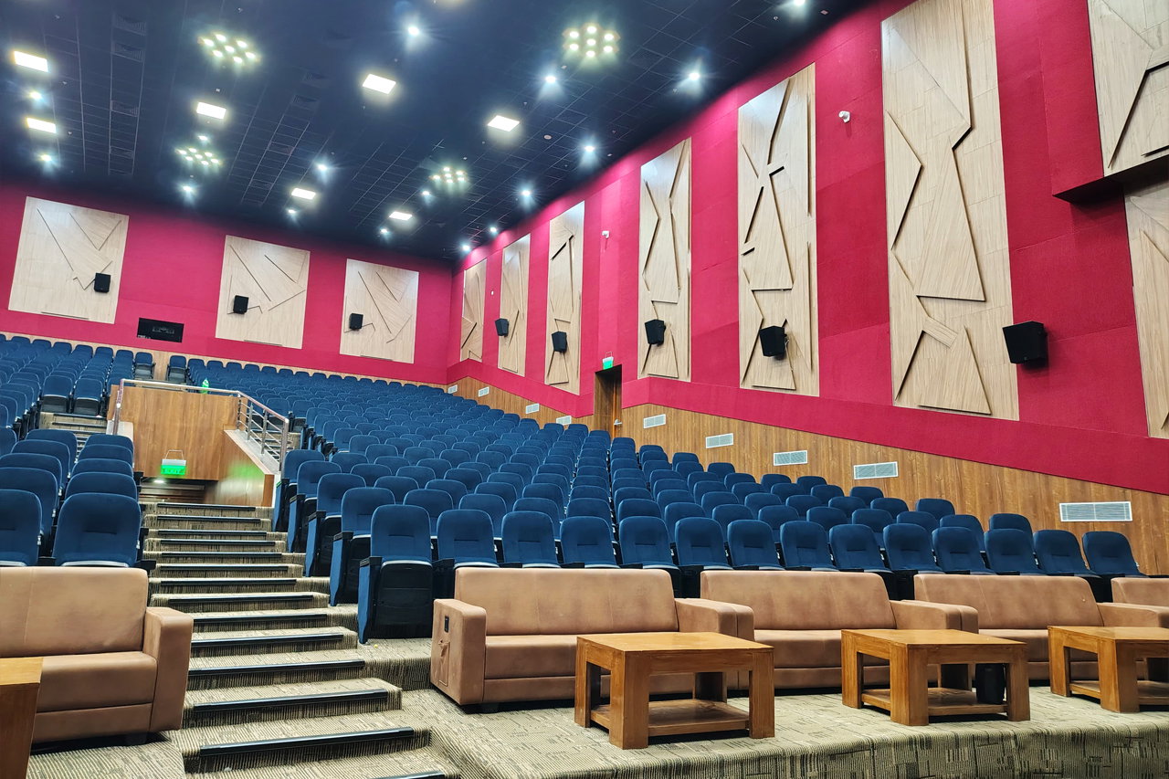 Instalación de sillas de auditorio premium en NTPC Khargone, Madhya Pradesh