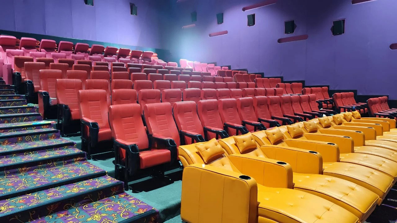 Asientos reclinables de lujo – Cine Infinity, Seven Seas Mall