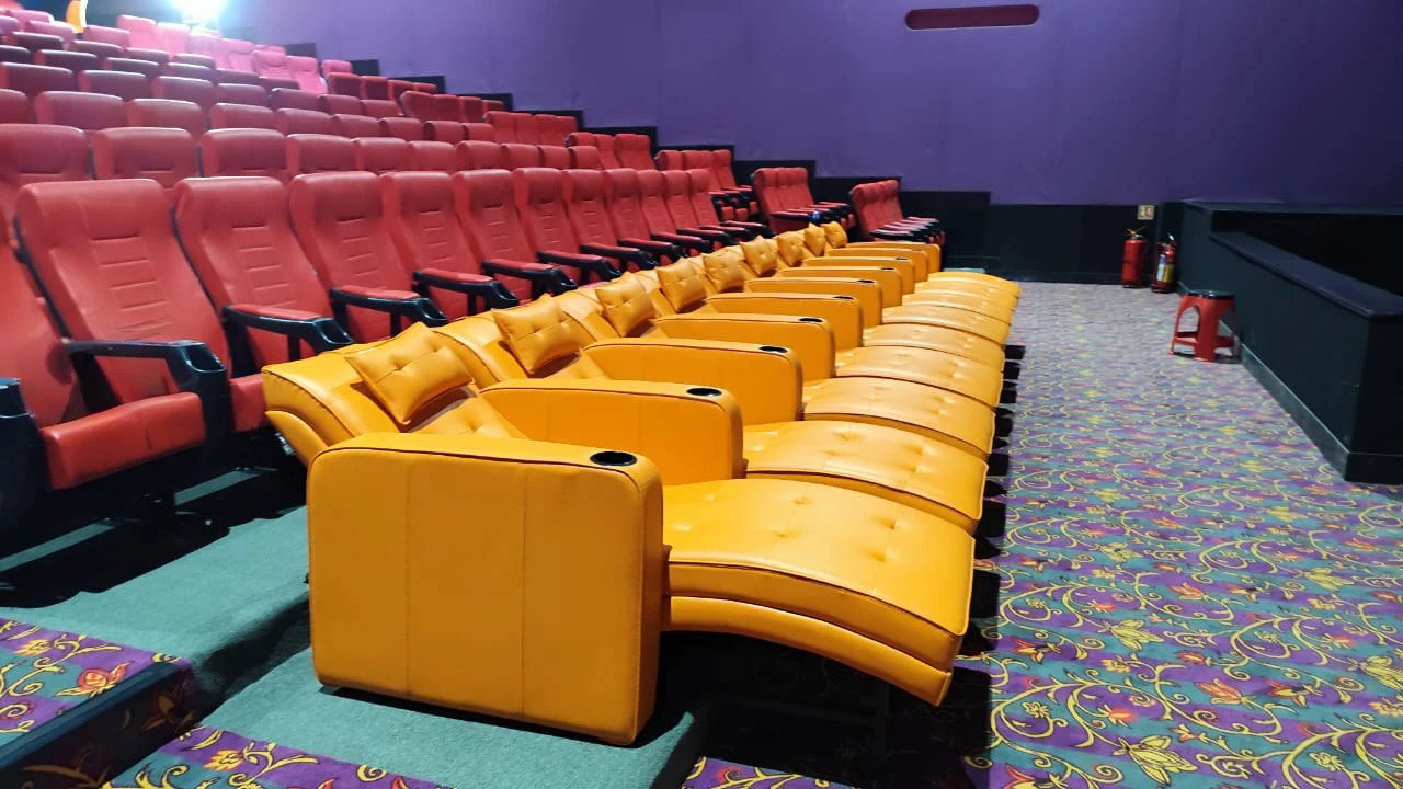 Asientos reclinables de lujo – Cine Infinity, Seven Seas Mall