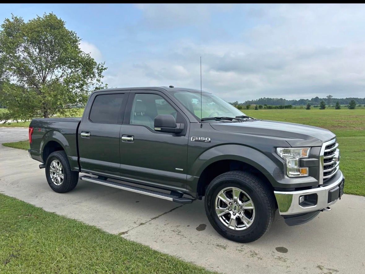 2016 Ford F150 SuperCrew Cab · XLT Pickup 4D 5 1/2 ft
