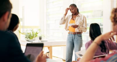 9 stratégies concrètes pour gérer le trac avant et pendant une prise de parole