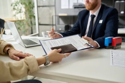 Apostilamento de Haia: entenda de uma vez por todas o que é, como funciona e por que você pode precisar