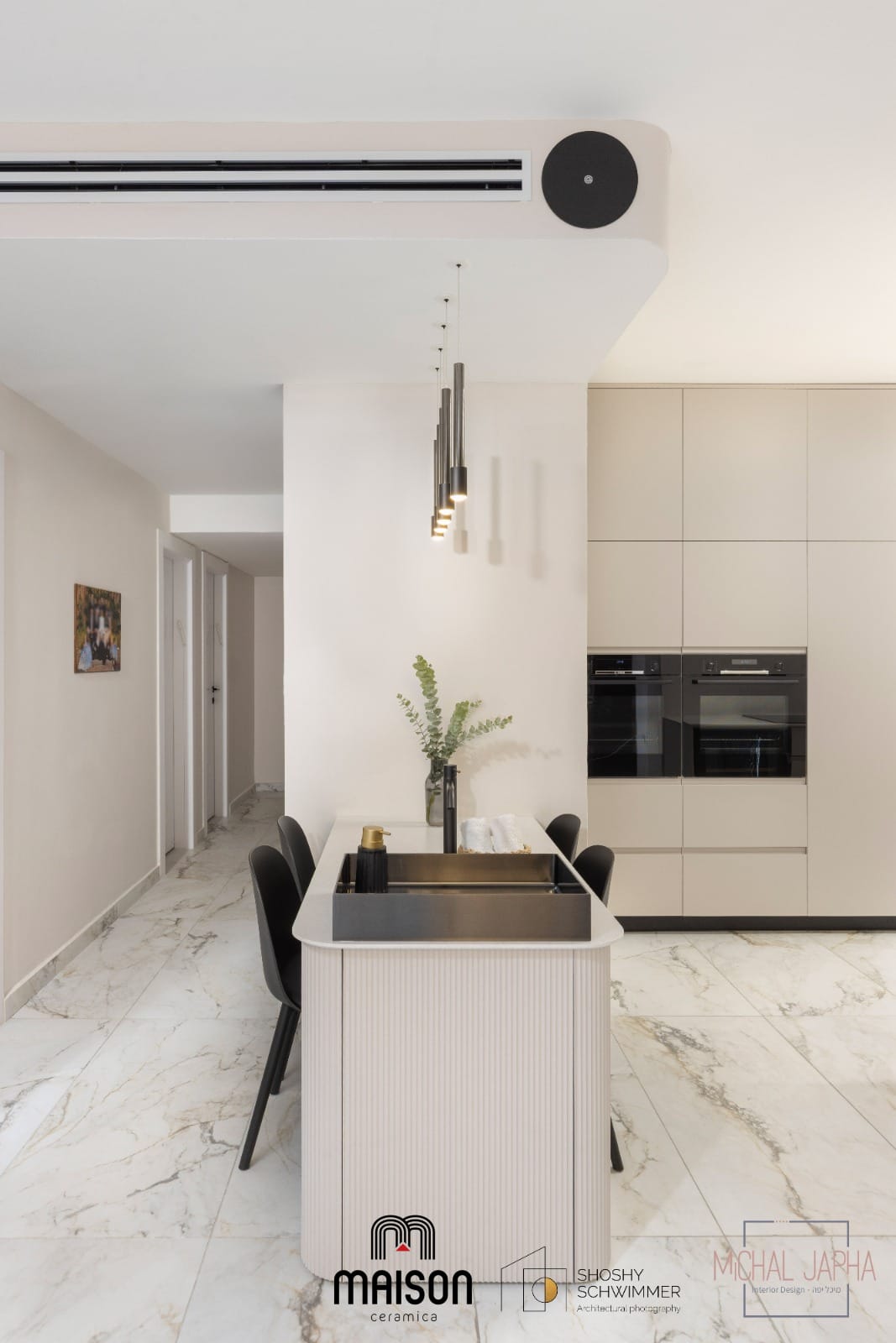 “בית במראה נקי ומודרני – עיצוב על-זמני עם נגיעות יוקרה”