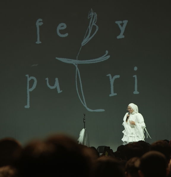 Feby Putri Kembali Lagi Sembuhkan Jiwa-Jiwa Galau Dalam Retak Dan Redha 'Hitam Putih' Vol. 3
