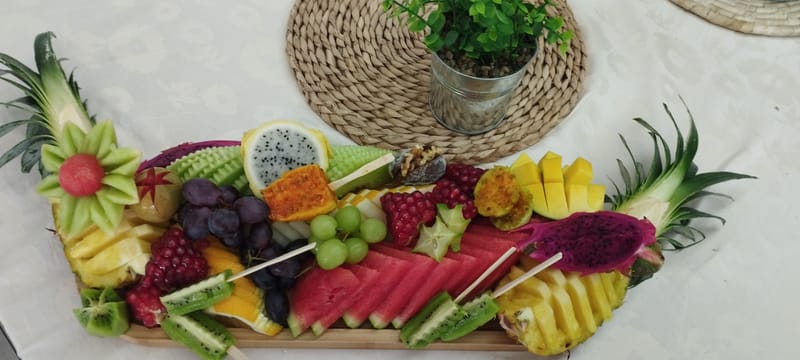 מגש על פלטת עץ