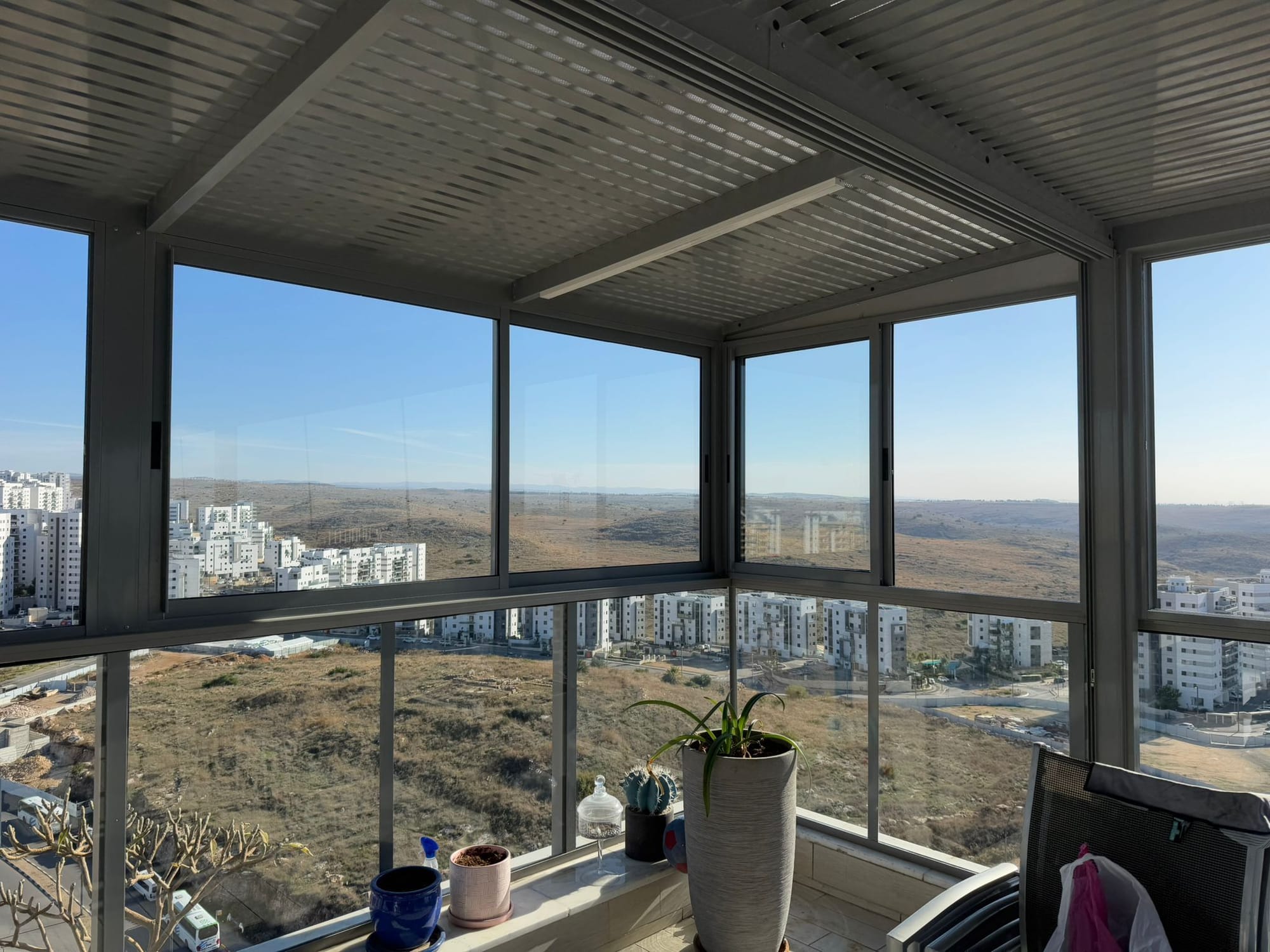 ניקיון זכוכיות מרפסת עם סגירת חורף