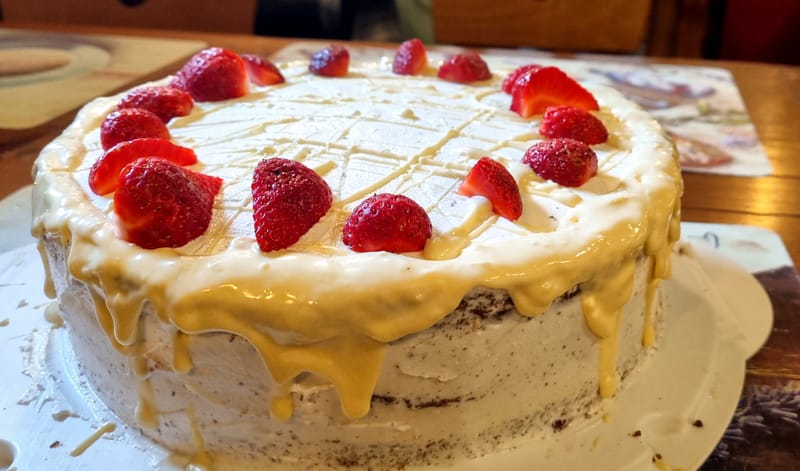 ТОРТА "РАДОСТ" С ЯГОДИ И БЯЛ ШОКОЛАД