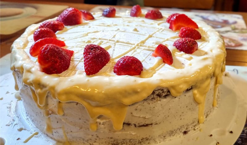 ТОРТА "РАДОСТ" С ЯГОДИ И БЯЛ ШОКОЛАД