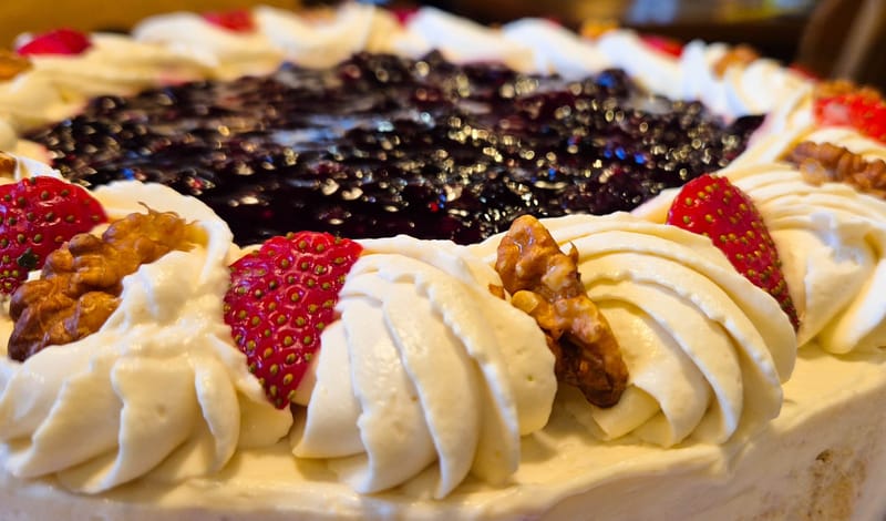 ТОРТА "РАДОСТ" С ГОРСКИ ПЛОДОВЕ