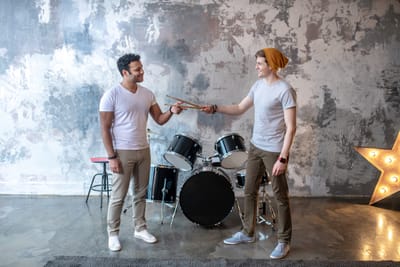 האם כדאי לעשות שיעורי תופים בזוג?