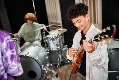 איך ולמה מנגנים תופים בלהקה?