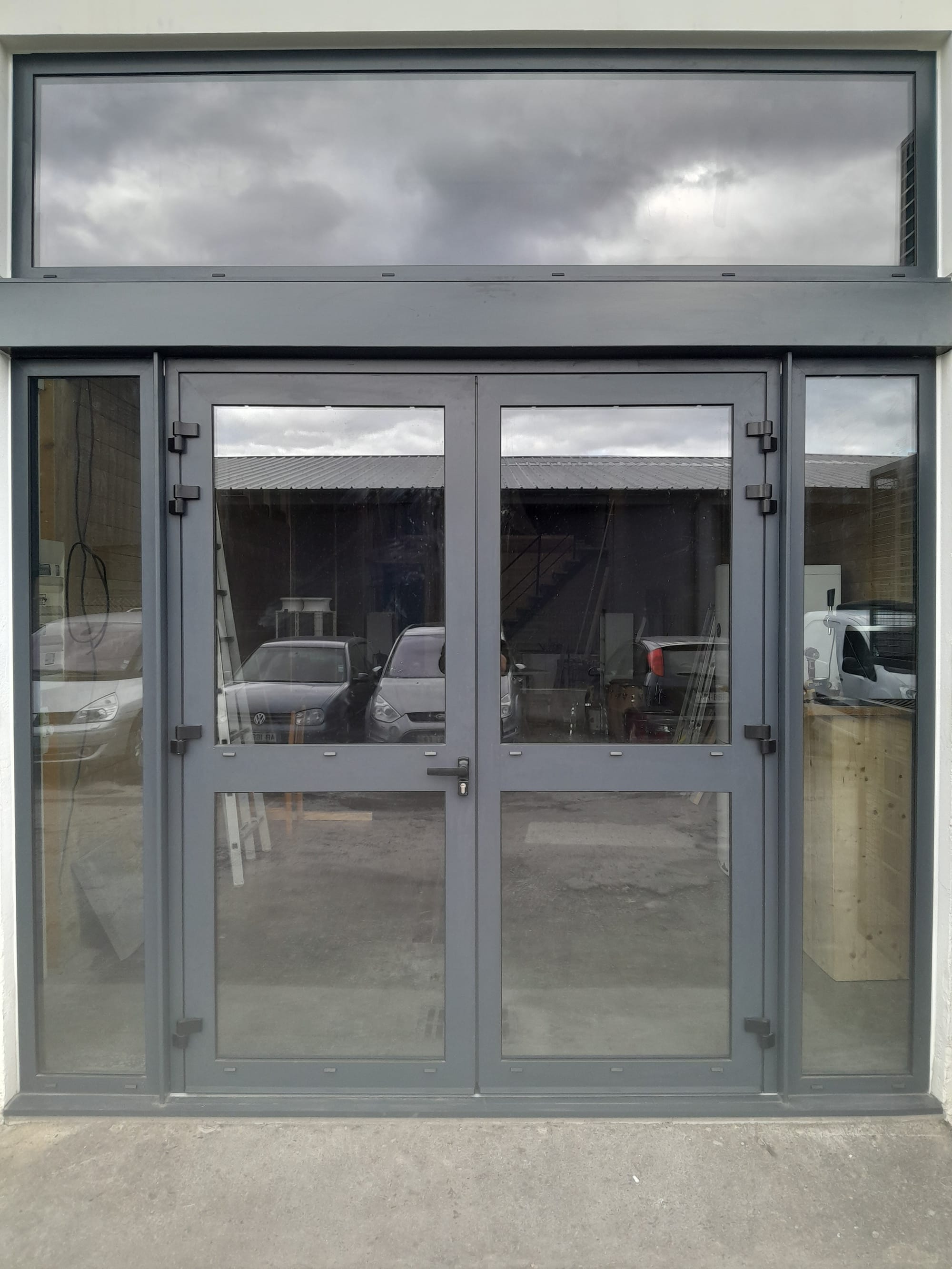Ensemble composé , porte lourdes pour vitrine , magasin ...
