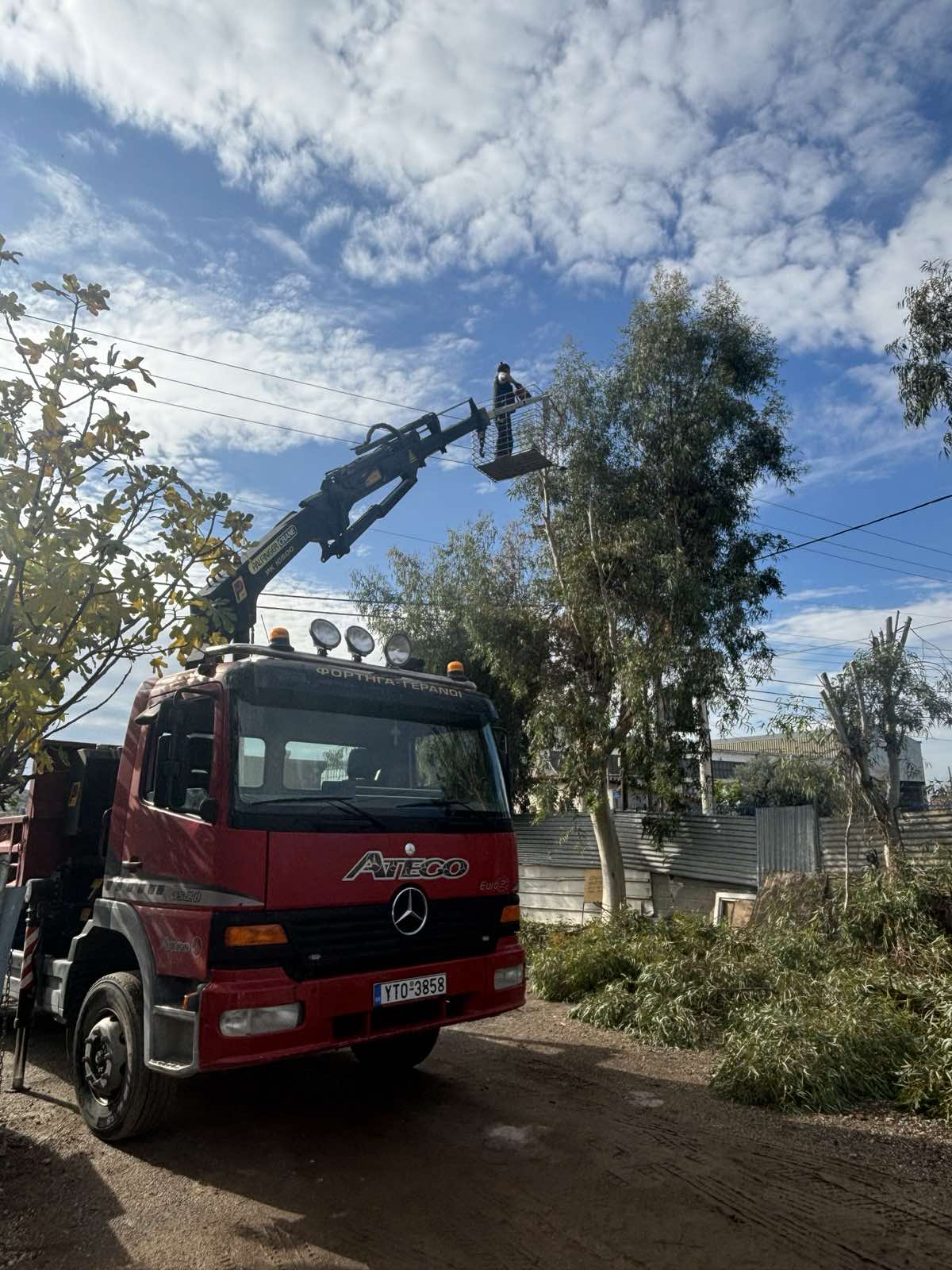 Γερανός με καλάθι-μίσθωση καλαθοφόρου