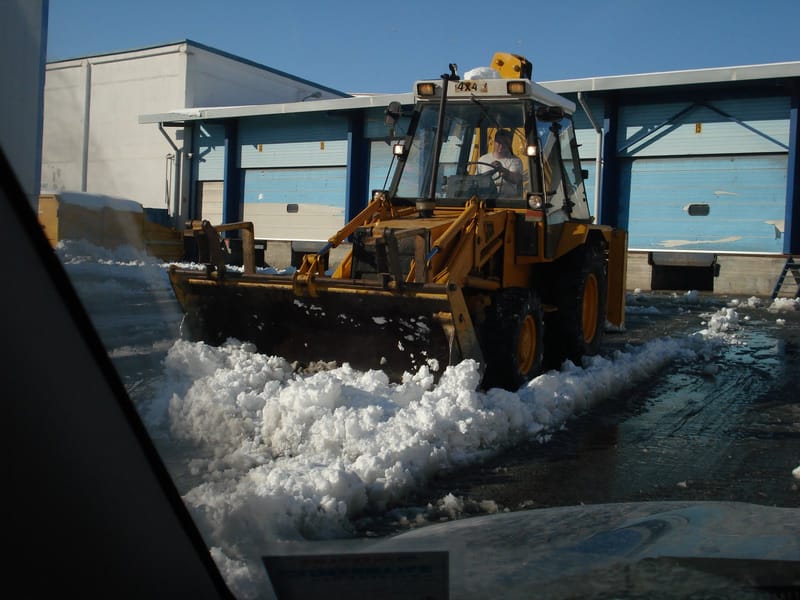 Εκχιονισμοί δρόμων και αποθηκών