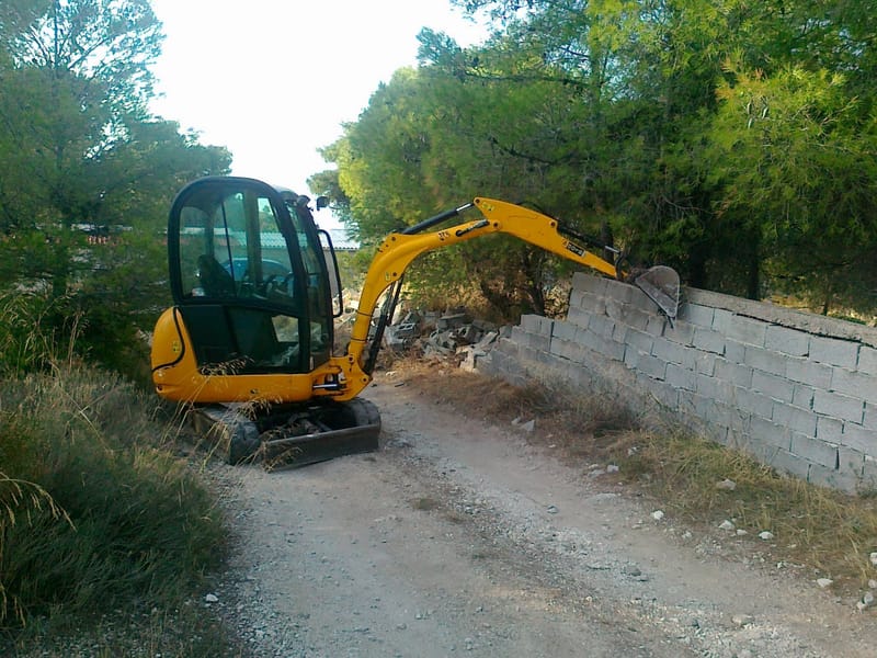 Κατεδαφίσεις τοιχίων και μαντρότοιχων