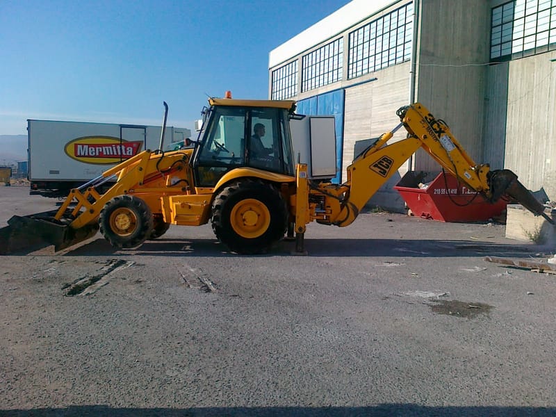 Χωματουργικές εργασίες ραμπών (εκσκαφή χαντακιών βάσεων, διαμορφώσεις κ.α.)