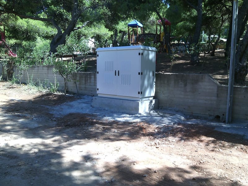 Σκυροδέτηση και τοποθέτηση τηλεφωνικών καμπίνων