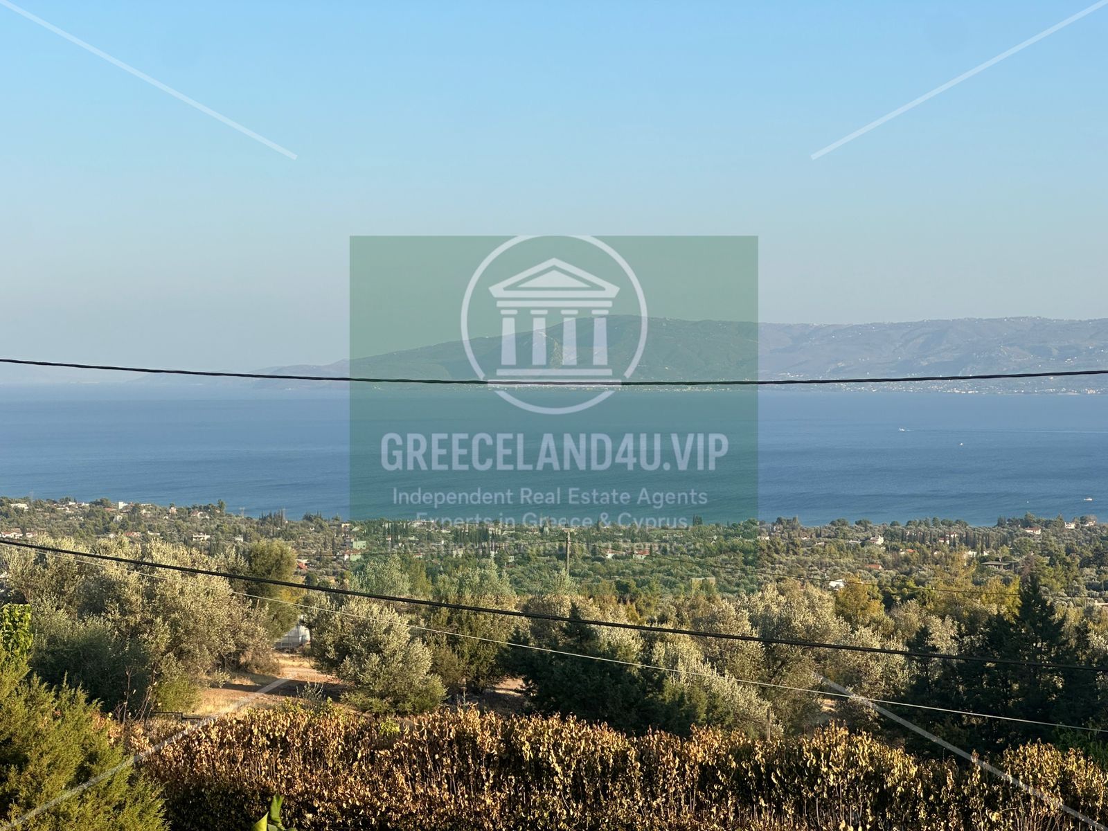 🏡 2 bedrooms | Living room with fireplace | Kitchen | Bathroom