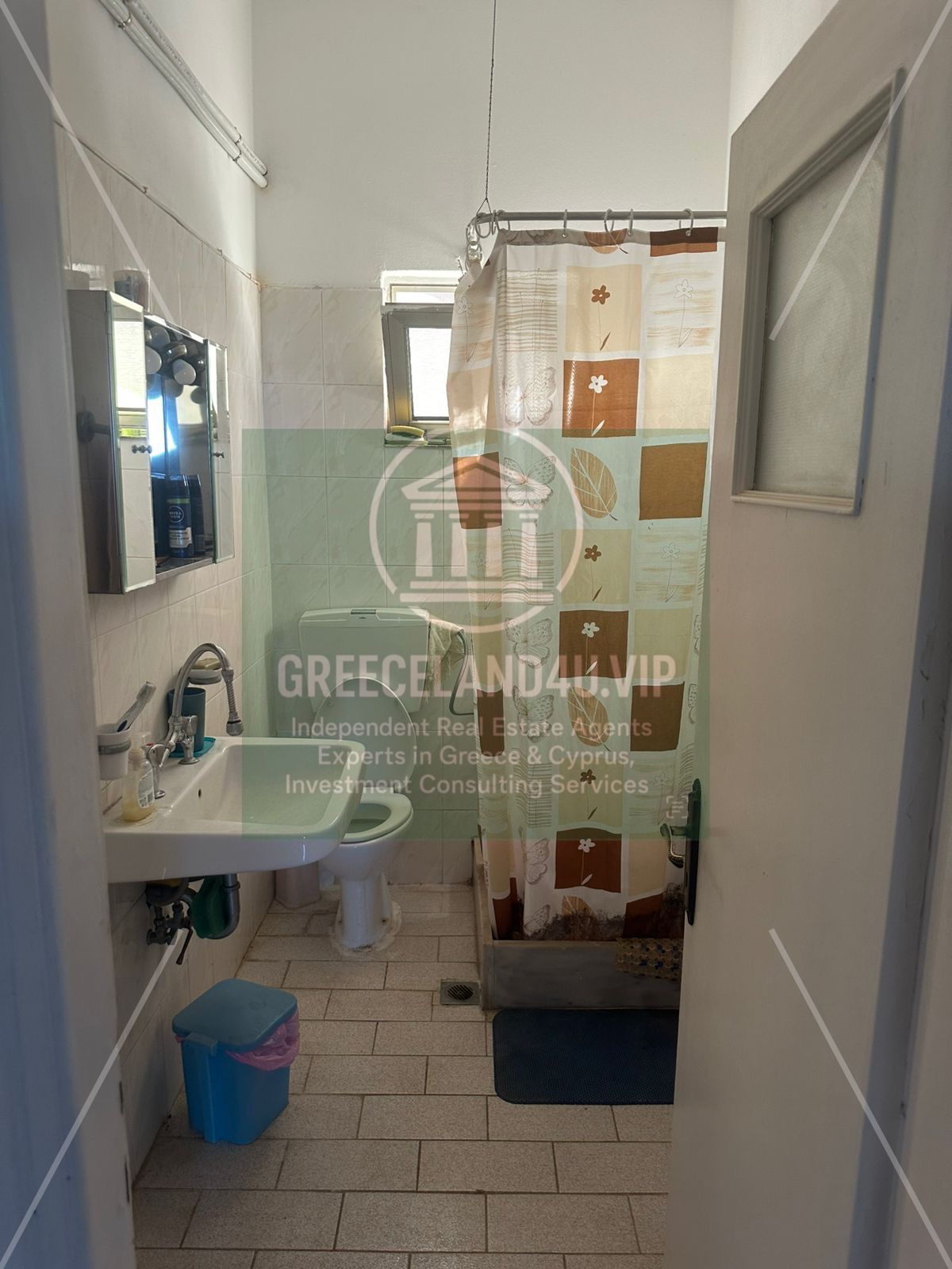 🏡 2 bedrooms | Living room with fireplace | Kitchen | Bathroom