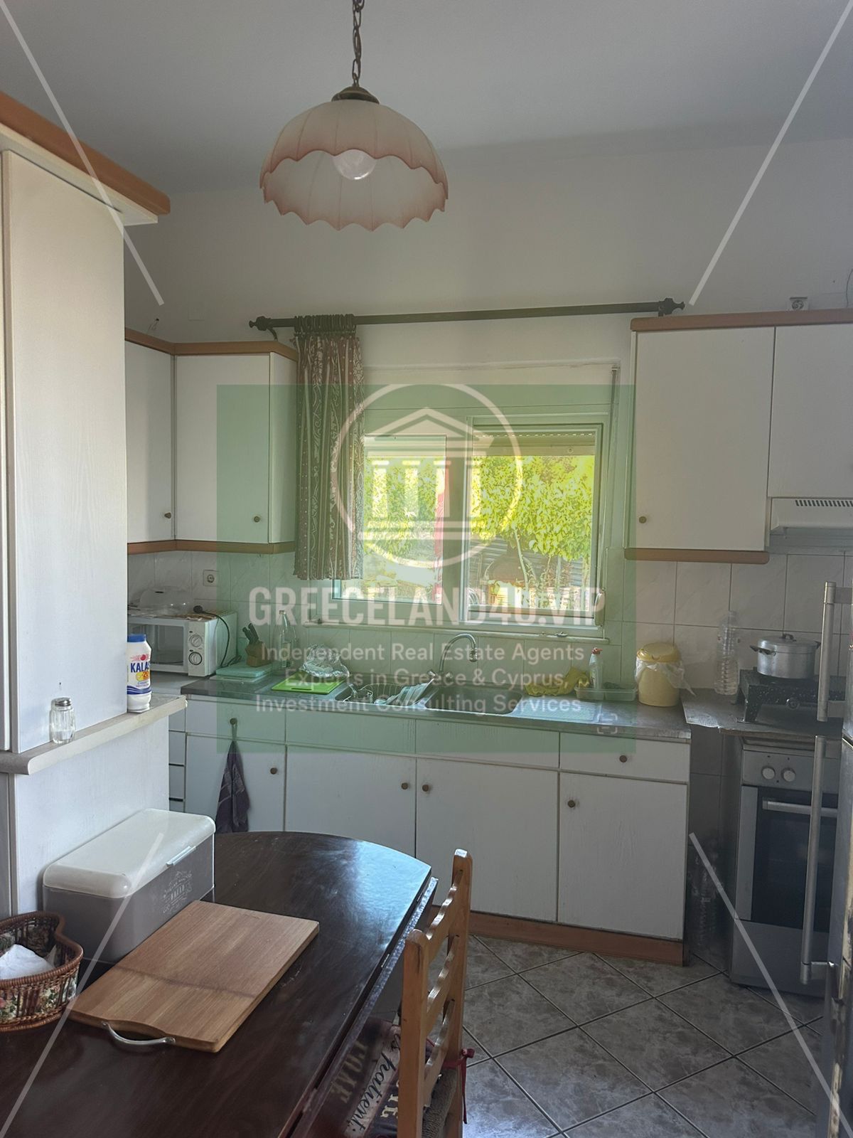 🏡 2 bedrooms | Living room with fireplace | Kitchen | Bathroom