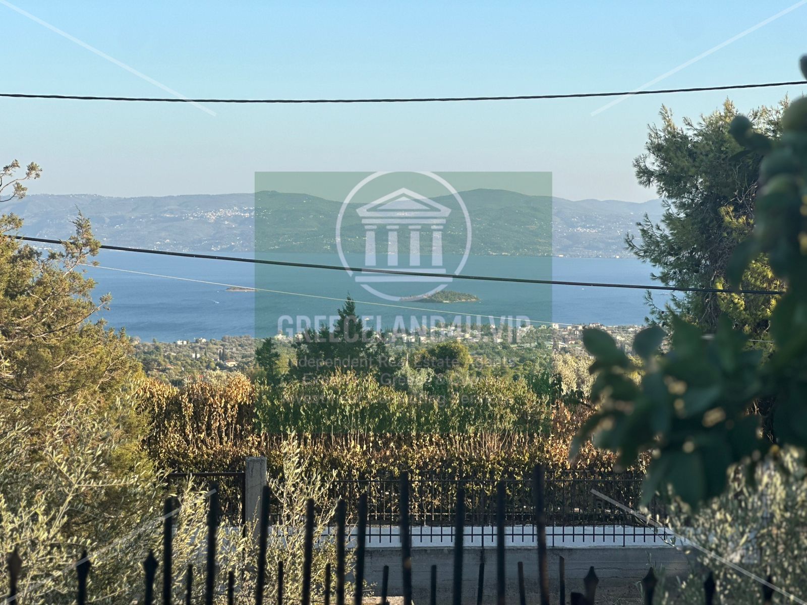 🏡 2 bedrooms | Living room with fireplace | Kitchen | Bathroom