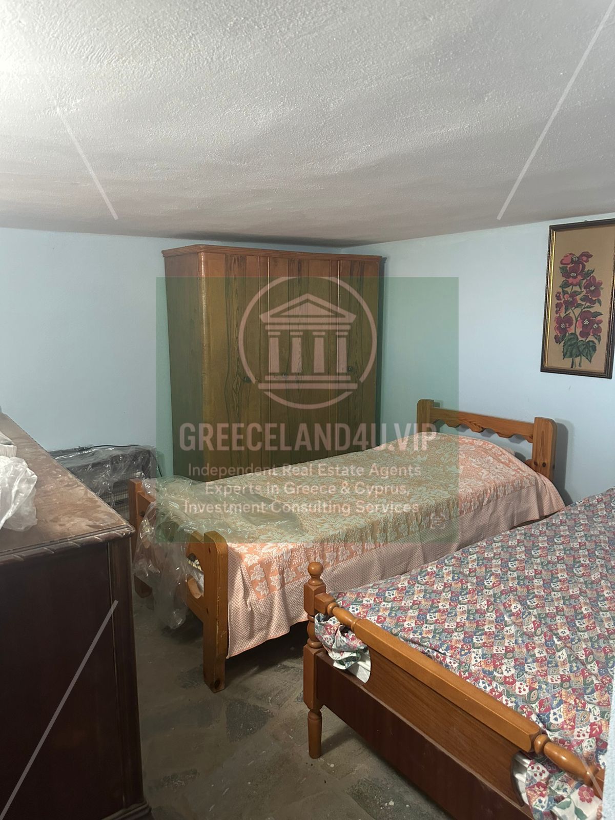 🏡 2 bedrooms | Living room with fireplace | Kitchen | Bathroom