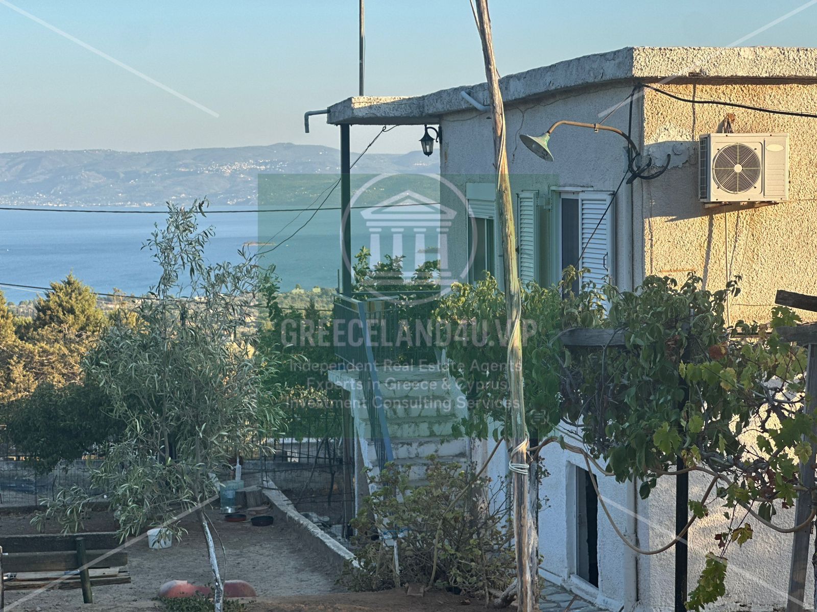 🏡 2 bedrooms | Living room with fireplace | Kitchen | Bathroom