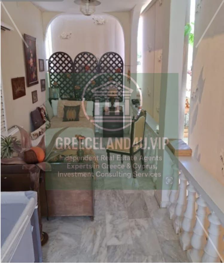 🛏️ The property includes a living room and 2 bedrooms