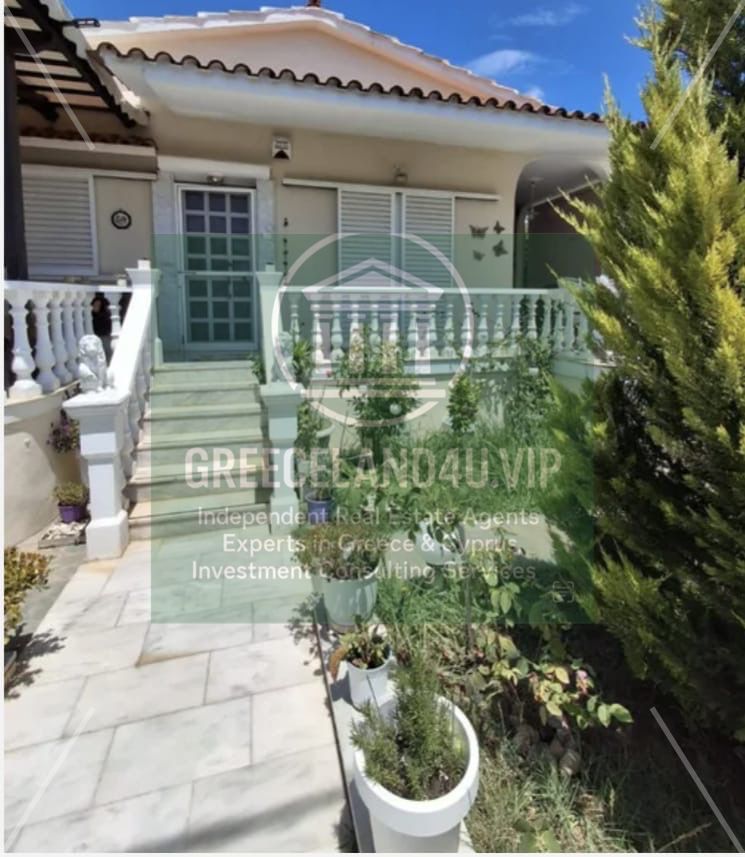 🛏️ The property includes a living room and 2 bedrooms