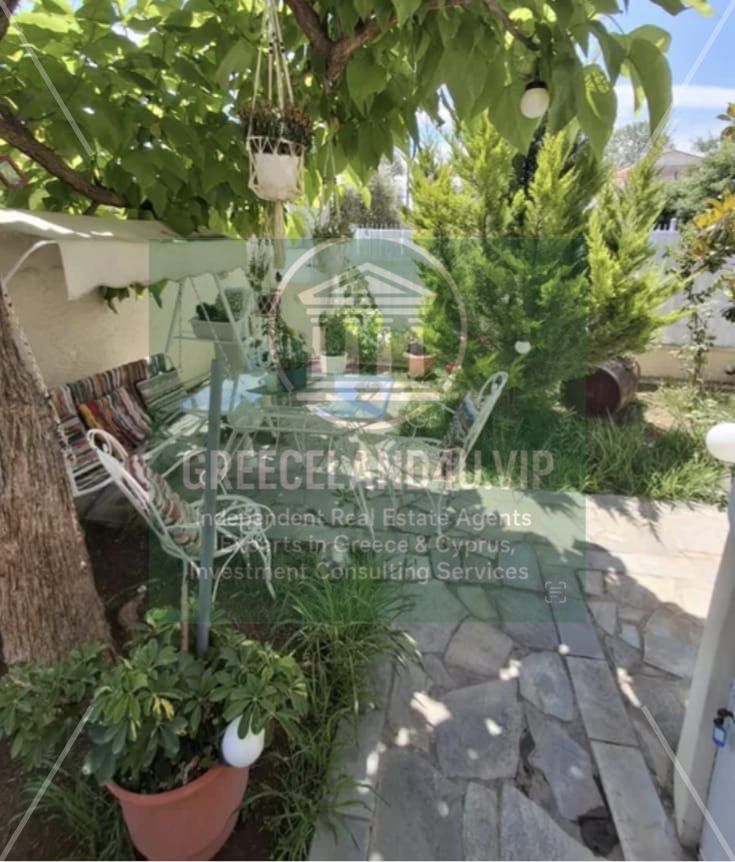 🛏️ The property includes a living room and 2 bedrooms