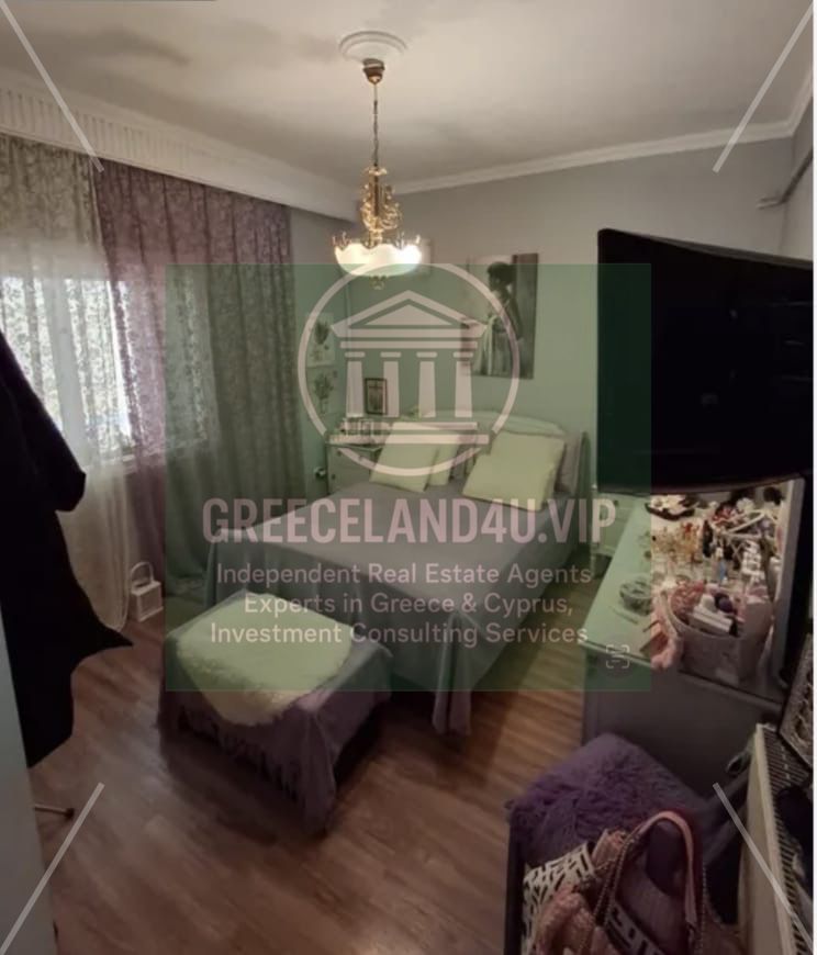 🛏️ The property includes a living room and 2 bedrooms