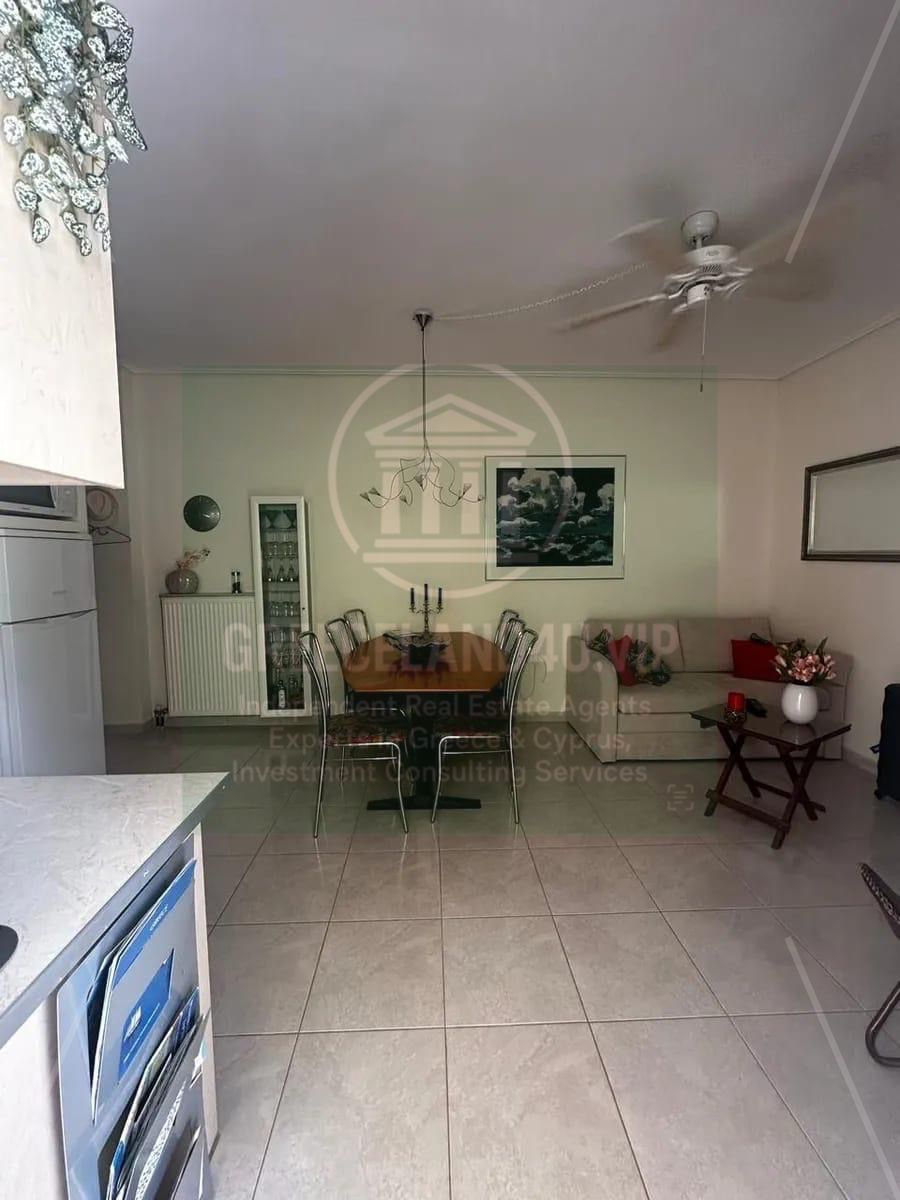 📍 **Location:** Loutraki, just steps from the sea